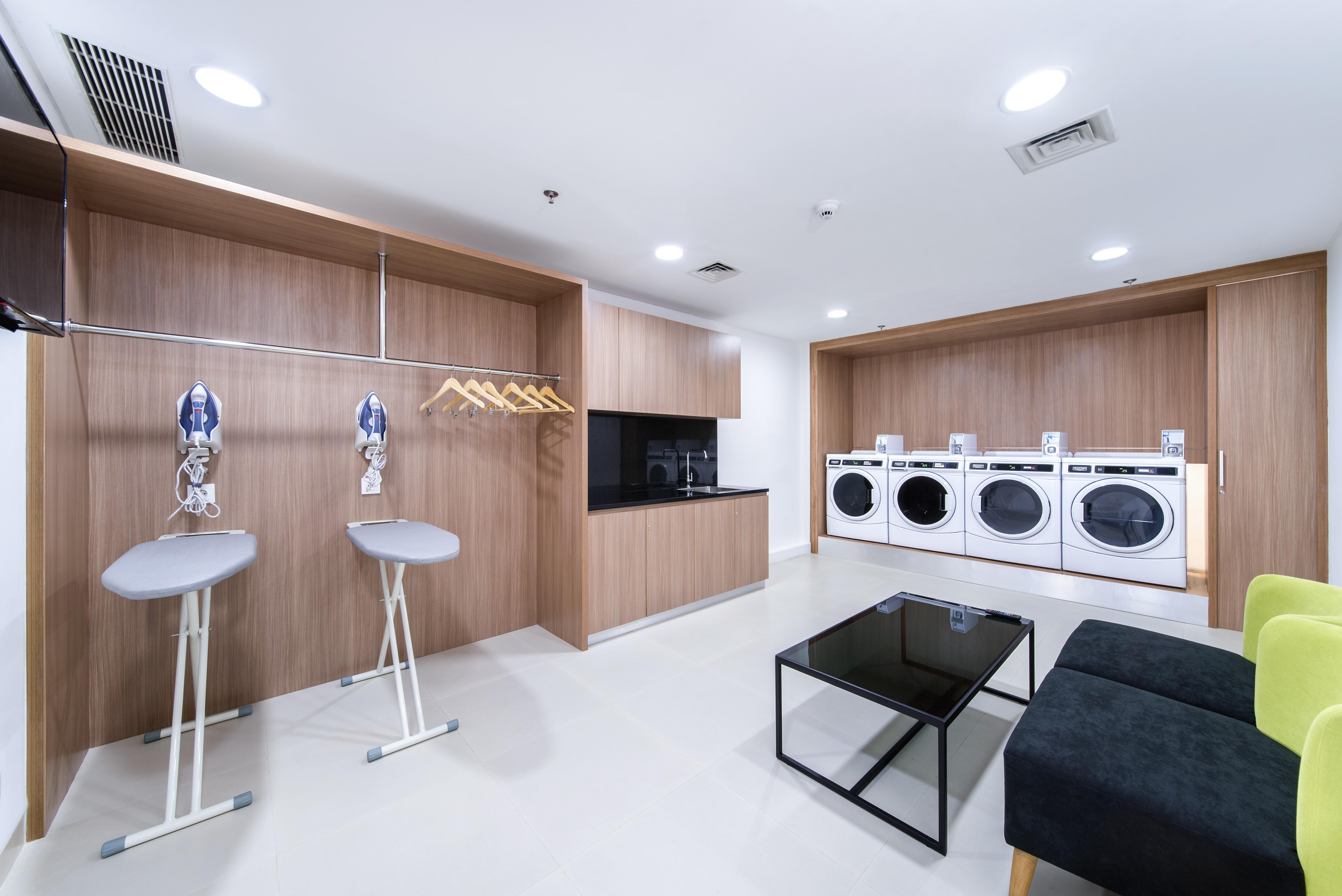 Holiday Inn Express Jakarta Matraman By Ihg Esterno foto