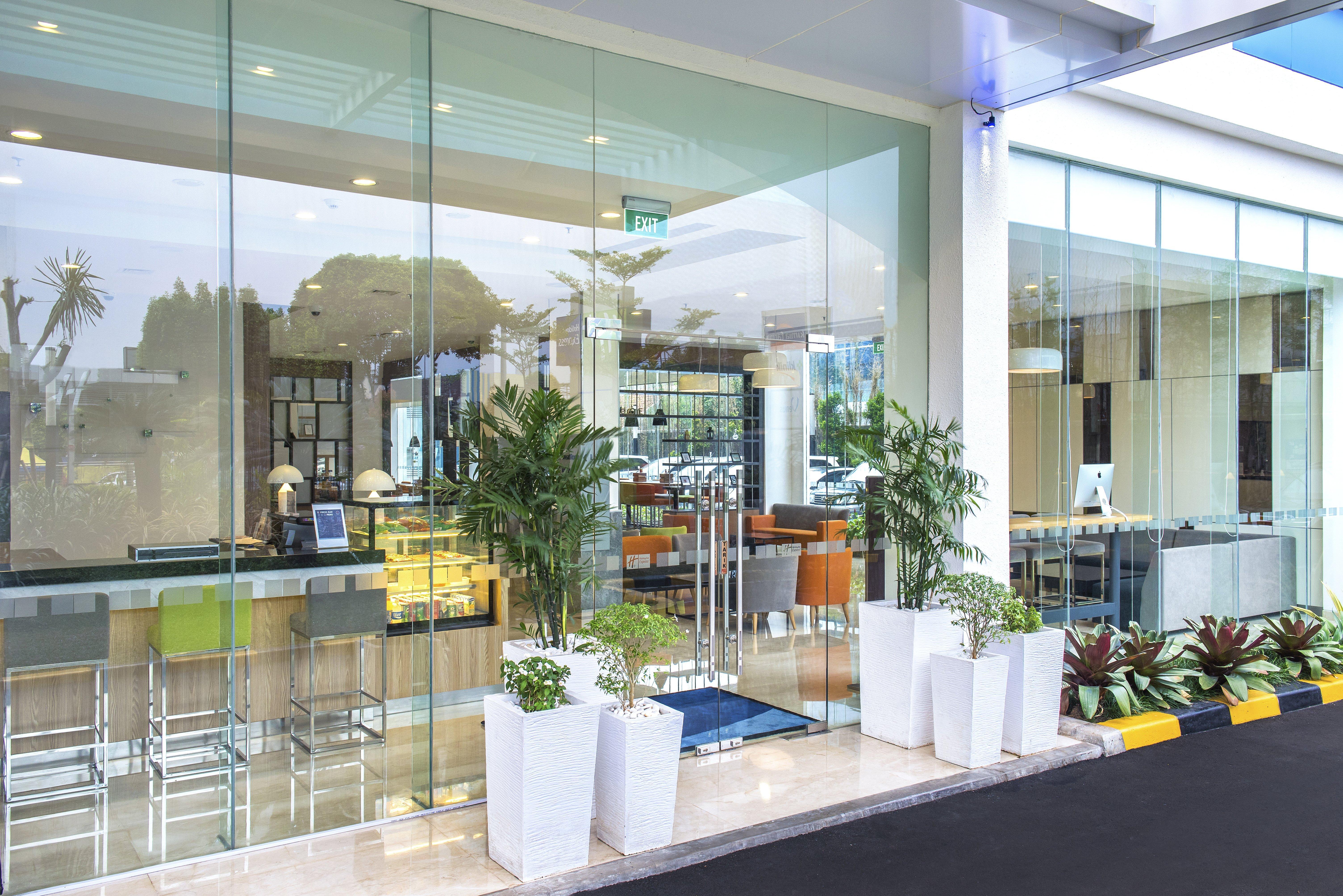 Holiday Inn Express Jakarta Matraman By Ihg Esterno foto